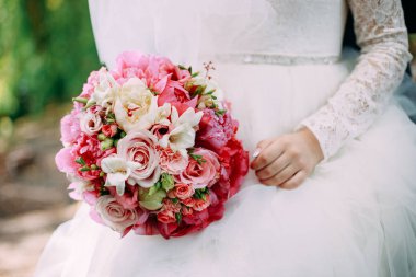 Gelin pembe flowres ile bahar buketi tutan