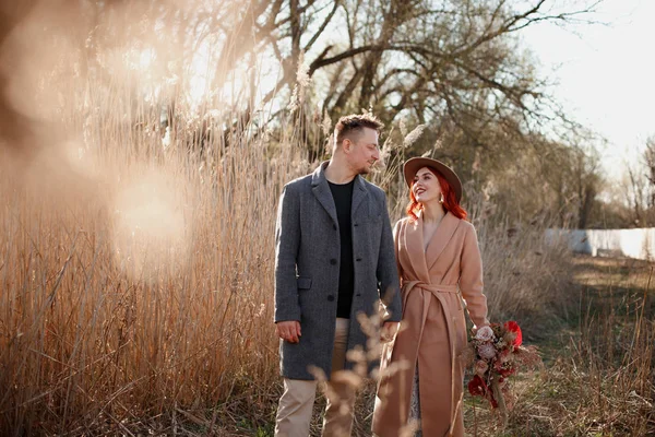 Stile di vita, coppia felice uomo e rossa ragazza di due giocare in una giornata di sole nel parco — Foto Stock