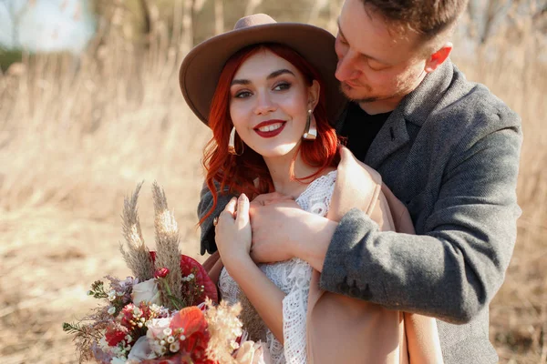 Lifestyle, glückliche Paar Mann und rothaarige Mädchen von zwei spielen an einem sonnigen Tag im Park — Stockfoto