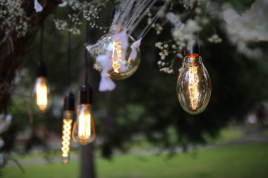 Ahşap dış düğün töreni için ahşap kare ve çiçek süslemeleri ile yapılan güzel bir yer.