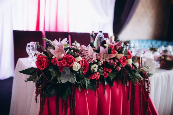 Stůl prostřený pro svatební hostinu. červená dekorace — Stock fotografie