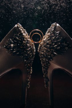 Beyaz gelinlik ayakkabısında iki altın yüzük var..