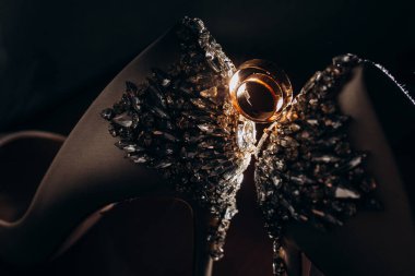 Beyaz gelinlik ayakkabısında iki altın yüzük var..