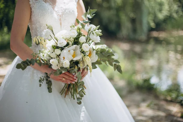 Wedding bouquet in the hands of the bride — Stock Photo, Image