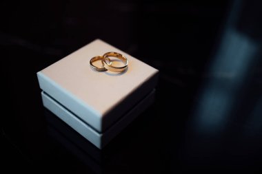 Elmas altın alyanslar beyaz bir kutuda