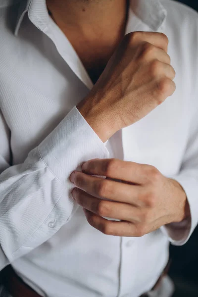 Hombre botones camisa, un hombre en una camisa blanca, novio de la mañana, las manos de un hombre de cerca, una camisa blanca en un hombre de negocios, hombre botones camisa manga, hombre de negocios se pone un traje — Foto de Stock