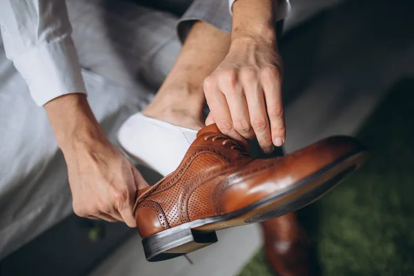 O Groom está a usar sapatos dentro de casa. Retrato masculino de um tipo bonito. Menino modelo bonito em roupas de casamento coloridas. O homem está posando — Fotografia de Stock