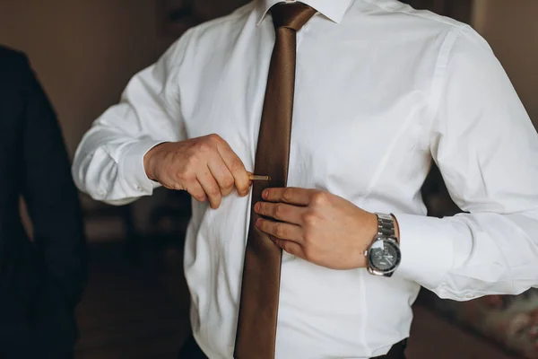 Gömlekli bir adam evde kravat takıyor. — Stok fotoğraf