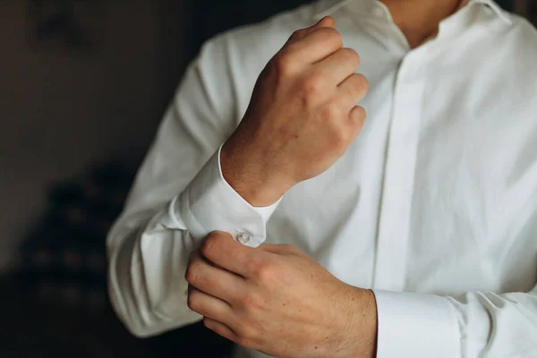Hombre botones camisa, un hombre en una camisa blanca, novio de la mañana, las manos de un hombre de cerca, una camisa blanca en un hombre de negocios, hombre botones camisa manga, hombre de negocios se pone un traje — Foto de Stock