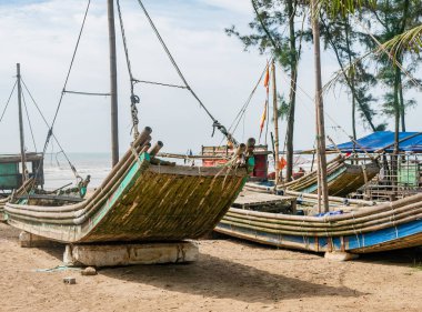 Sam oğlu Beach Thanh Hoa Eyaleti, Vietnam için bambu yapılmış temel balıkçı tekneleri