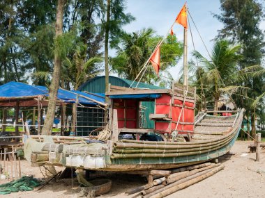 Sam oğlu Beach Thanh Hoa Eyaleti, Vietnam için bambu yapılmış temel balıkçı teknesi