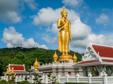 Altın ayakta Buda Hat Yai Belediye Parkı Hat Yai içinde Tayland güney ilinde Songkhla zirvesinde.