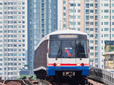 Bangkok, Tayland - 28 Mayıs 2018: Bangkok bina yeni banliyö demiryolu hatları hızlı bir hızda. İşte dört araba tren Bts Silom Saphan Taksin, Chao Phraya nehrin t yeni yüksek katlı condominiums ile hattı, bir ilk satır