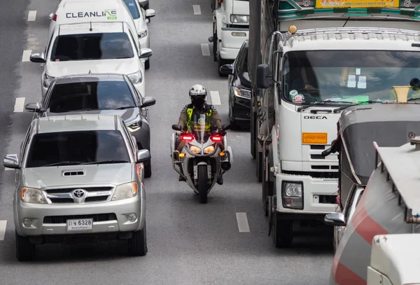 Bangkok Tailândia Maio 2018 Moto Polícia Manobrando Através Engarrafamento Kanchana — Fotografia de Stock