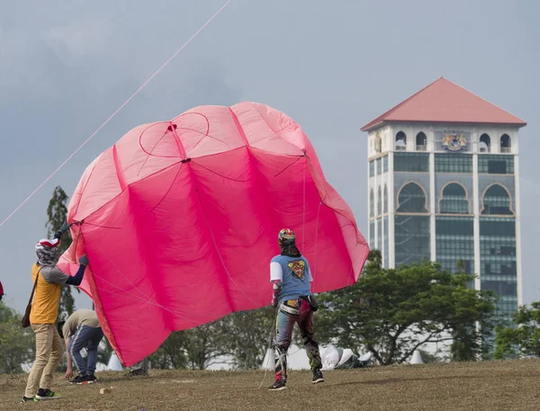 Gudang 马来西亚 2018年3月3日 两个印度尼西亚风筝传单推出他们的大 粉红色的伞风筝在巴西 Gudang 世界风筝节在柔佛州的马来西亚 — 图库照片