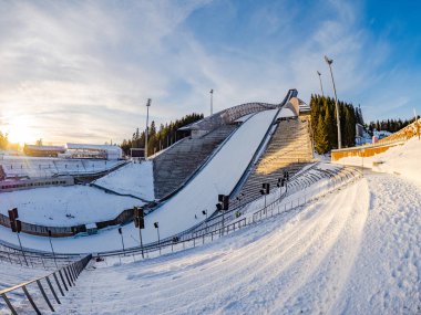 Holmenkollen ski jump, Oslo şehir ünlü kayak arenasında. Arena'da ilk kayak atlama Yarışması 1892 yılında gerçekleşmiştir. Geçerli sürümü atlama, 2010 yılında açılmış ve Jds mimarlar tarafından tasarlanmış.