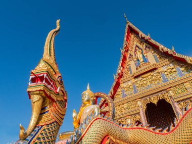 Wat Huai Yai Chonburi, Tayland Pattaya City yakın Huai Yai içinde Naga ve altın Buda görüntü.