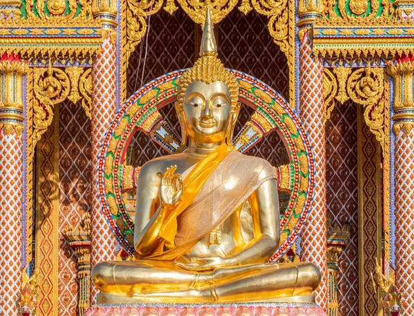 チョンブリ タイのパタヤ市の近くの懐ヤイのワット懐ヤイの黄金の仏像 — ストック写真