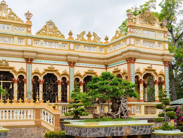 The Vinh Trang Temple in My Tho,  Vietnam — Stock Photo, Image