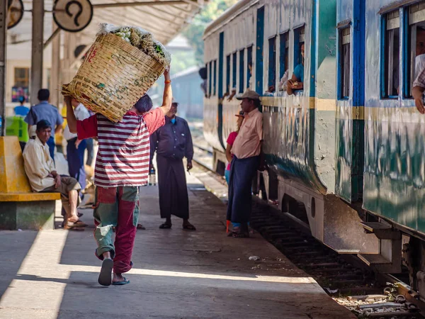 Yangon merkez tren istasyonu, Myanmar