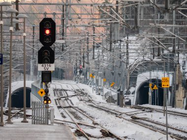 Norveç'te demiryolu rayları ve catenary