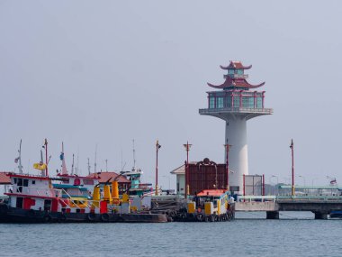 Ko Sichang limanındaki Pagoda tarzı deniz feneri, Tayland 'ın Chonburi eyaletinin açıklarında bir ada. Ko Sichang, yerel turistler için popüler bir hafta sonu merkezi olmasının yanı sıra ticari taşımacılık merkezidir. Başlangıçta.