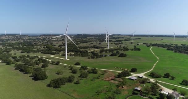 Vídeo aéreo de turbinas eólicas perto de Comanche no Texas. — Vídeo de Stock