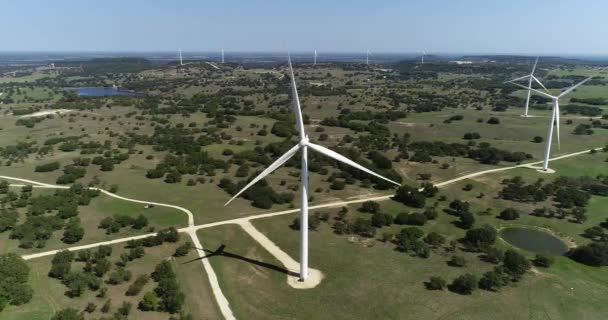 Video aereo di turbine eoliche vicino a Comanche in Texas. Video Stock