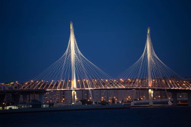 Gece lightinig askılı köprü batı karayolu St Petersburg