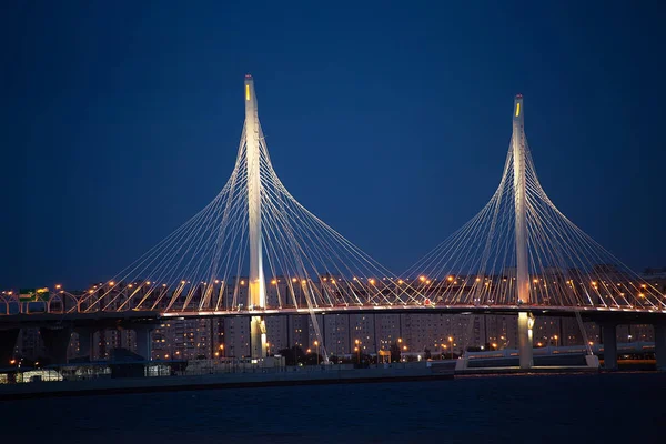 Gece lightinig askılı köprü batı karayolu St Petersburg