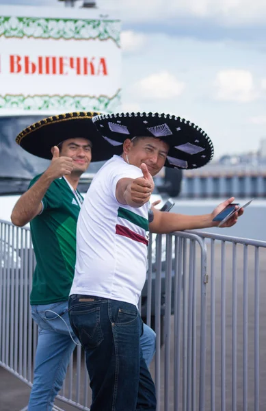 İki Meksika 2018 fanlar futbol FIFA Dünya Kupası Rusya'da büyük şapkalar