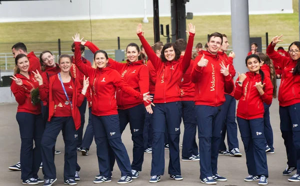A group of volunteers at 2018 FIFA world cup in Russia is dancing — Stock Photo, Image