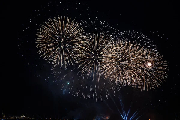 Scarlet yelken şenlik Sankt Petersburg Rusya, genişleyen havai fişek