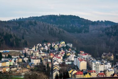 Karlovy Vary 'nin geleneksel binaları, kuş göz Panoraması