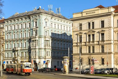 Güzel bir güneşli gün Prag'da Street kırmızı eski tramvay.