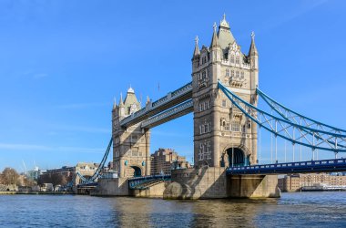 Tower Bridge kış mavi gökyüzü. Baskül ve asma köprü haçlar Thames Nehri ve Londra ikonik bir sembolü haline gelmiştir. 