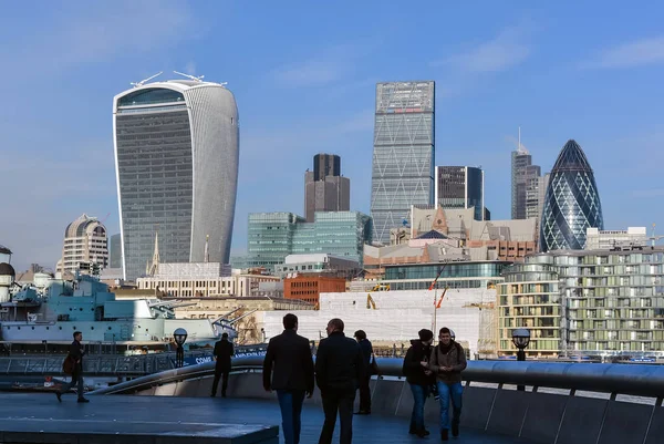 İnsanlar karşı Londra şehir manzarası, 20 Fenchurch Street, Leadenhall bina ve 30 St Mary balta gibi temalar set aşağı yürüyor.