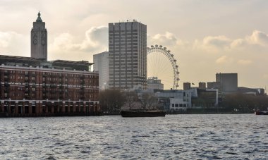 Thames Nehri ve Londra göz alacakaranlıkta.