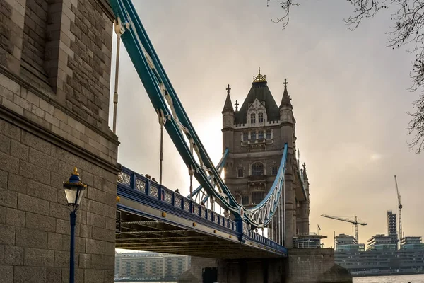 Niski Kąt Widoku Mostu Tower Bridge Londyn Rocznika Lampy Uliczne — Zdjęcie stockowe