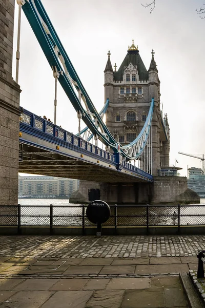 Düşük açılı görünüş, Kule Köprüsü, Londra ile lifebuoy ön planda. Baskül ve asma köprü haçlar Thames Nehri ve Londra ikonik bir sembolü haline gelmiştir.