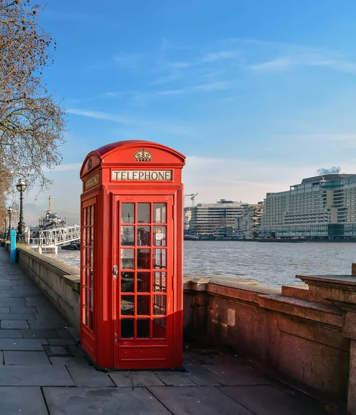 Clásico Teléfono Rojo Británico Terraplén Del Támesis Centro Londres —  Fotos de Stock