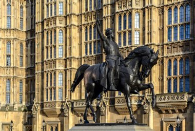 Richard Coeur de Lion Palace of Westminster karşı atlı heykeli eski Sarayı bahçesinde, Londra duvarlar.