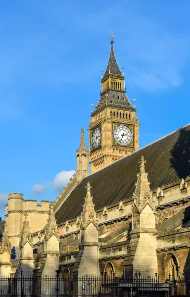 Zobacz Wieży Big Ben Zza Dachu Opactwo Westminsterskie — Zdjęcie stockowe