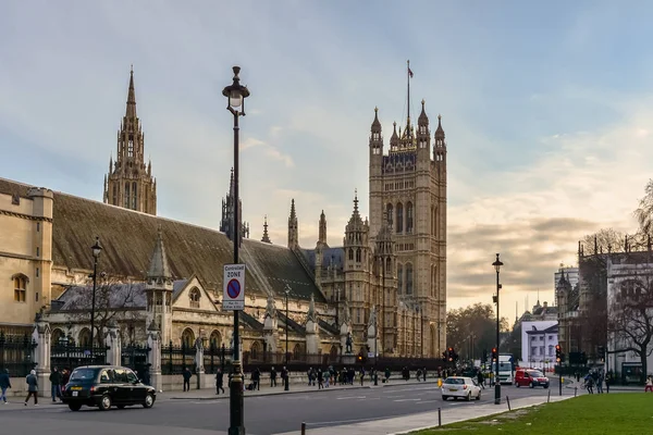 Central Victoria Towers Palace Westminster Bronze Statue Oliver Cromwell Classic — Stock Photo, Image