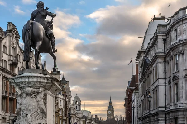 Görüntülemek Trafalgar Meydanı'na Charles Rönesans stilindeki atlı heykeli arkasında ben at sırtında Whitehall Big Ben, Westminster, Londra doğru aşağı bakarak.