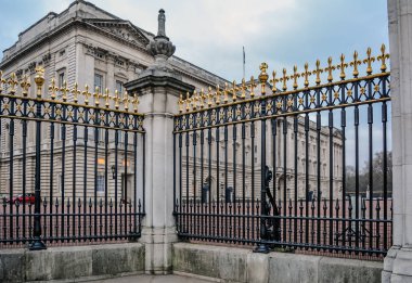 Köşe kesme taş iskele de dahil olmak üzere Buckingham Sarayı dışında yaldızlı ipuçları ile siyah dökme demir parmaklıklar parçası.