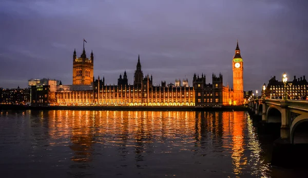 Panoramik gece aydınlatma Londra, İngiltere'deki Thames Güney bankadan Westminster Sarayı.