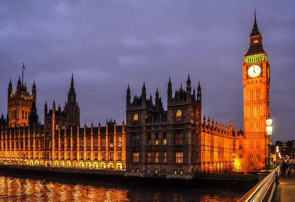 Big Ben, Victoria ve orta kule ile Westminster Sarayı görünümünde Westminster Köprüsü'nden gece aydınlatma.