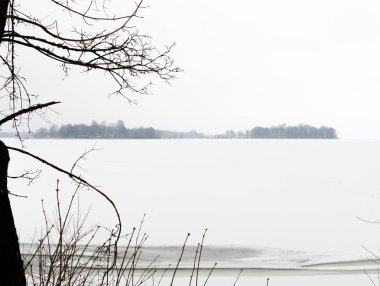 Minimalist sakin manzara. Doğal arka plan. Minimalist tarzı doğal havadan görünümü. Siyah ve beyaz tonlarda minimalist fotoğraf.
