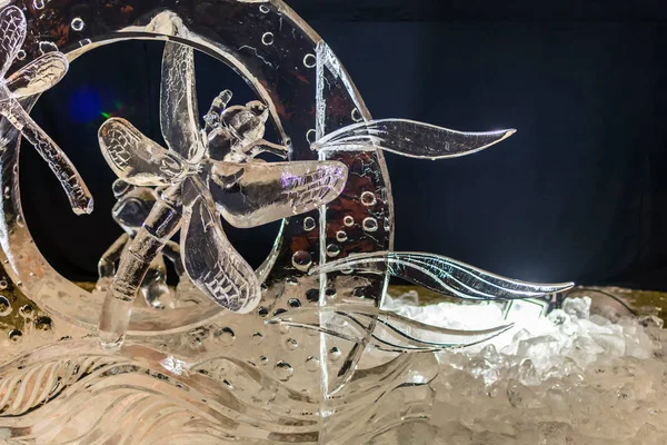 氷彫刻の断片という と待つ全世界に知らせる アーティスト マトヴェイ Vavaev Mariia Vavaeva 助かり 国際氷彫刻フェスティバル — ストック写真